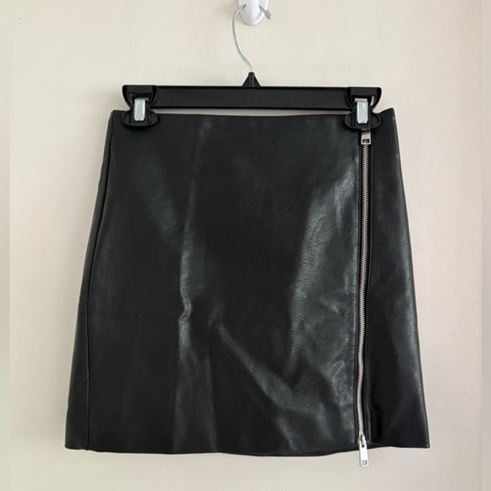 black leather skirt with zipper detail